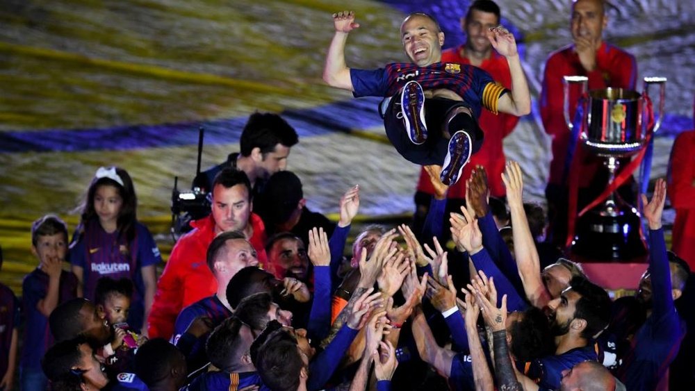 Barca boss Valverde salutes departing Iniesta