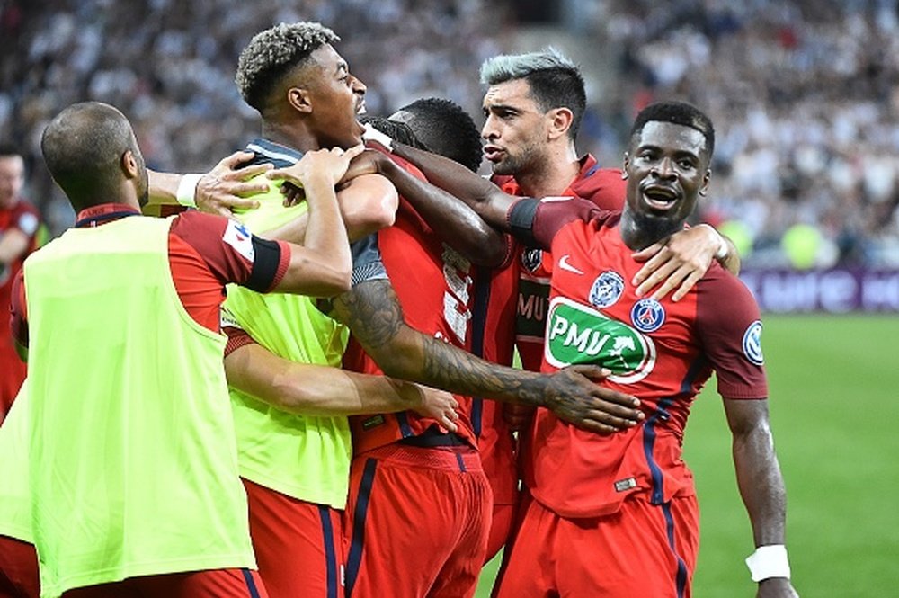 Les joueurs du PSG célèbrent la victoire de Coupe de France contre Angers. AFP