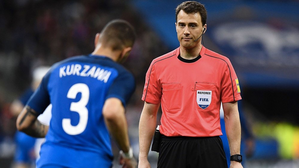 L'arbitre de la FIFA lors d'un match amical entre la France et l'Espagne. AFP