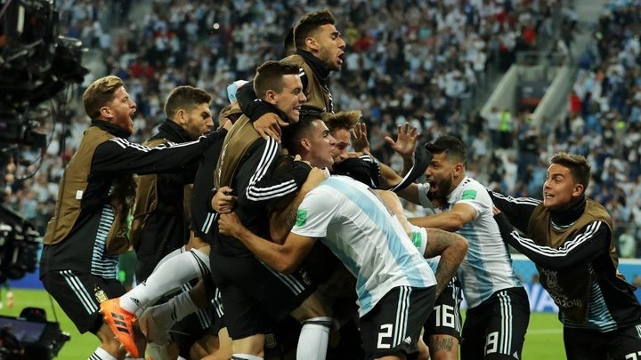 Com herói improvável, Argentina avança ao mata-mata da Copa