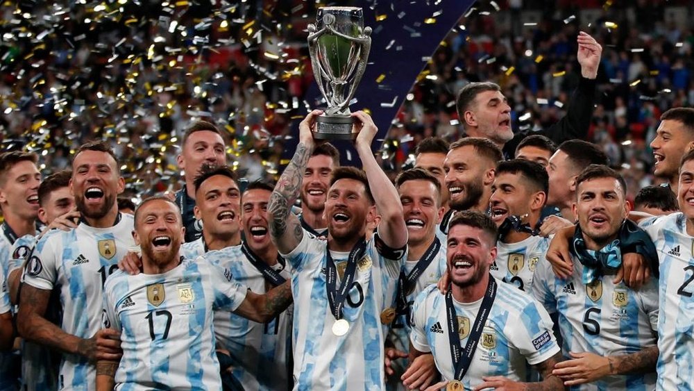 Leo Messi levanta el trofeo que acredita a Argentina como campeona de la 'Finalissima'.
