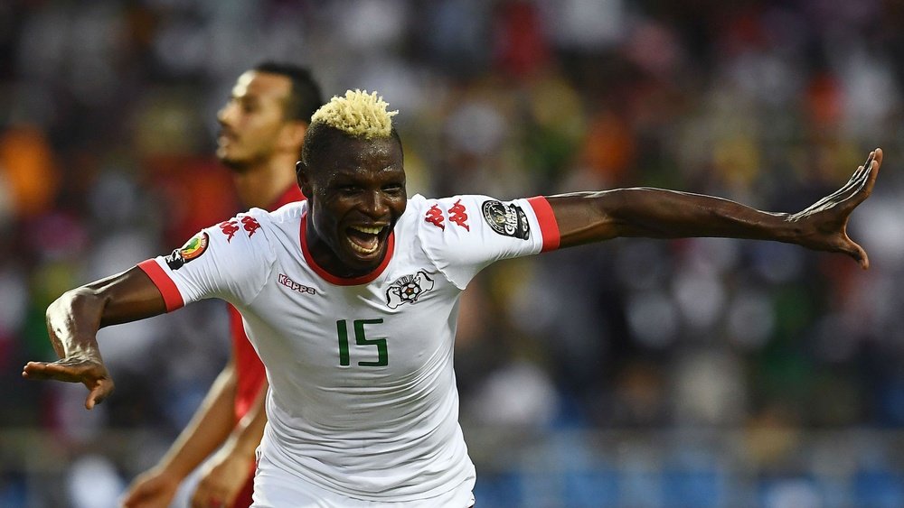 Aristide Bance  celebrating the goal that changed the match. Goal