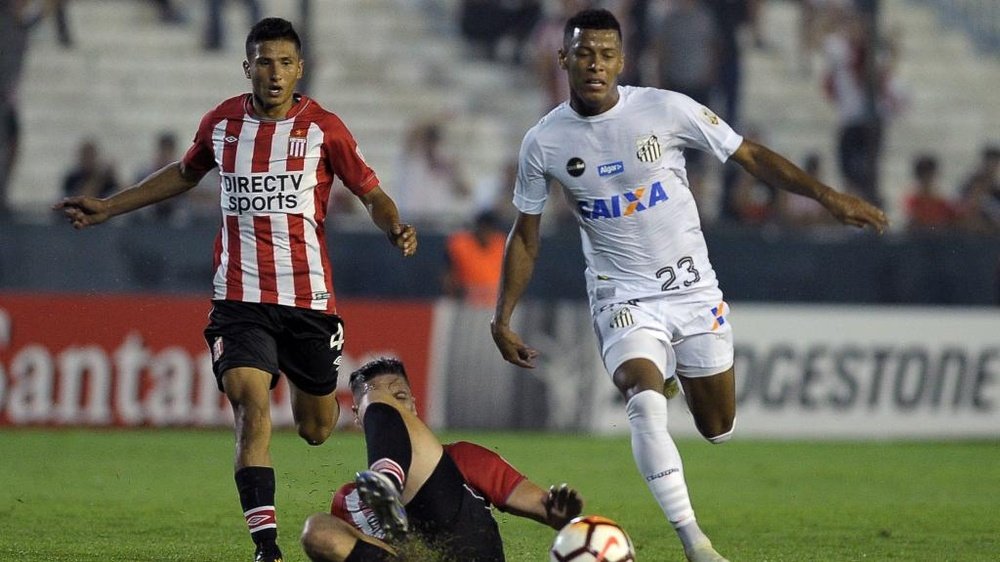 Santos e Estudiantes se defrontam pela Libertadores.