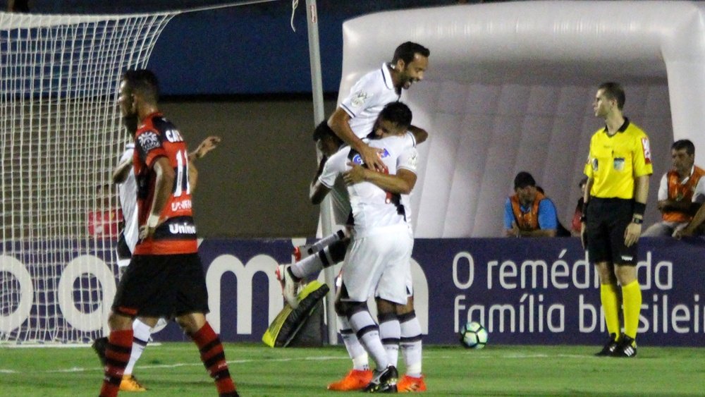 Gols contra pavimentam vitórias importantes de Vasco e Coritiba. Goal
