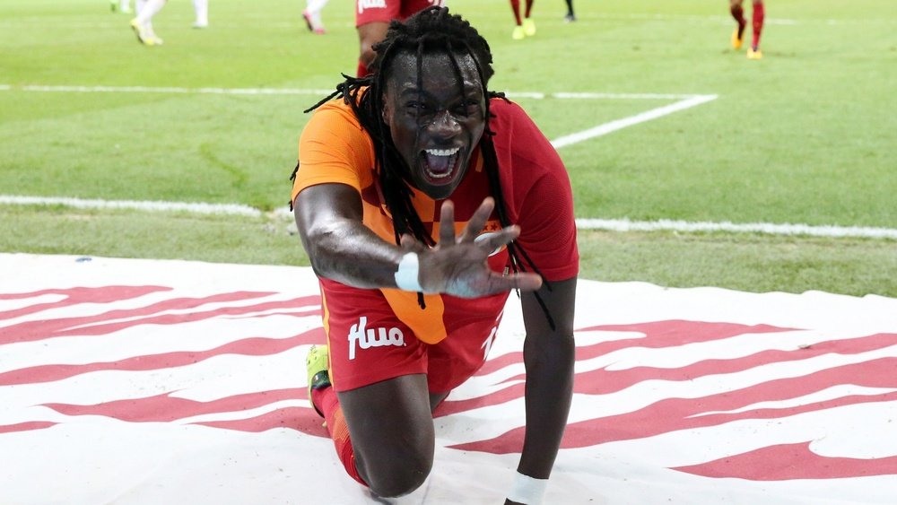 Bafétimbi Gomis sour le maillot de Galatasaray. Goal