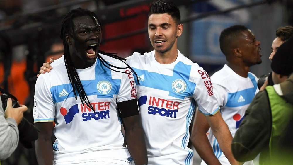 Bafetimbi Gomis et Morgan Sanson lors du match contre Saint-Étienne. Goal