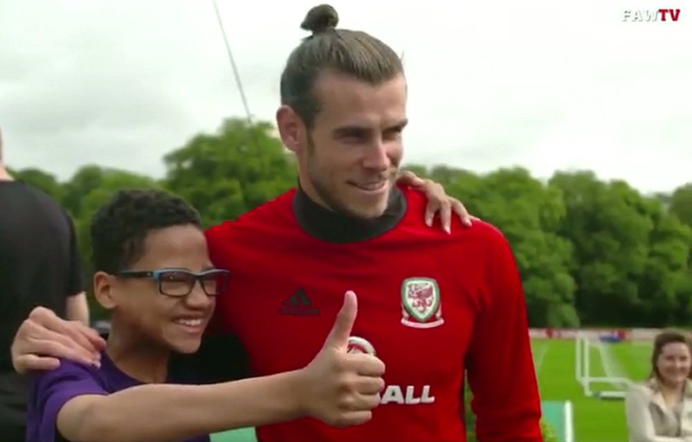 Bale foi abordado por um adepto bastante entusiasmado. Goal