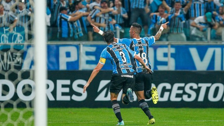 Herói da classificação do Grêmio, Barrios comemora: 