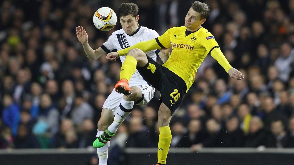 Ben Davies et Lukasz Piszczek dans le match de Ligue Europa entreTottenham et Borussia Dortmund. AFP