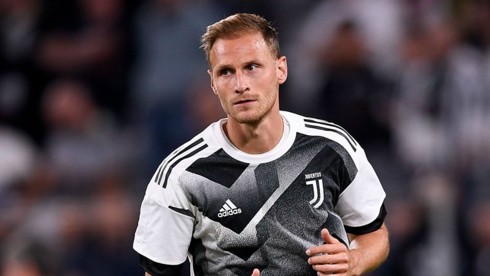 Howedes ruled out for four weeks. GOAL