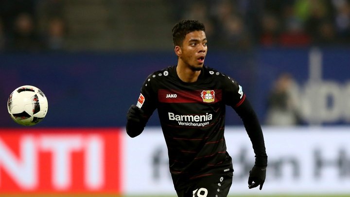 Henrichs signs Leverkusen renewal