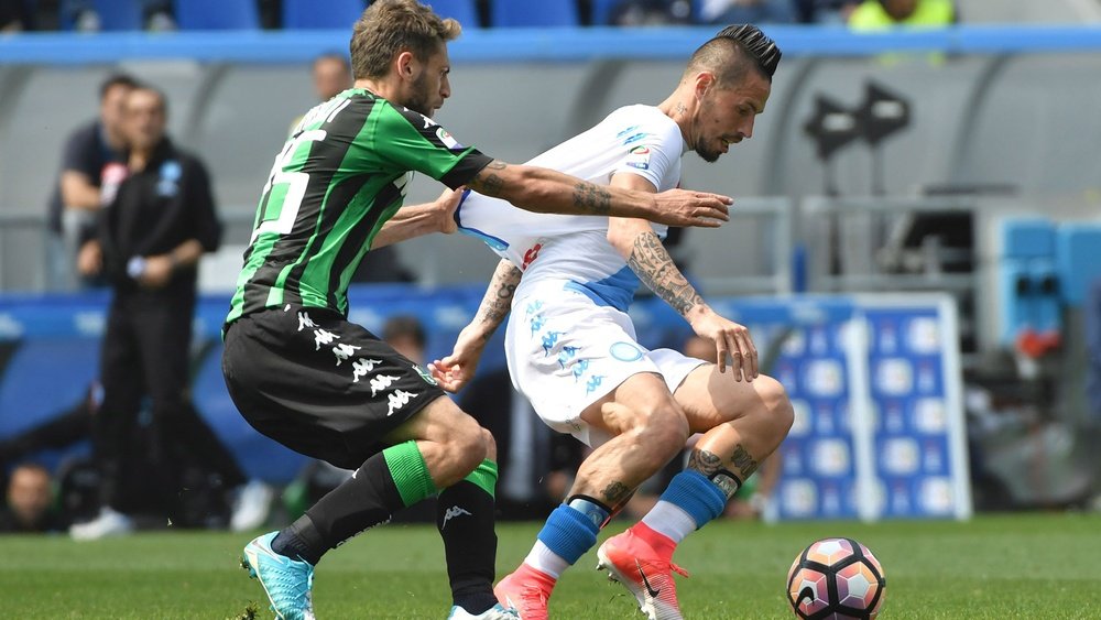 Berardi et Hamsik lors du match de Serie A entre Sassuolo et Naples. AFP