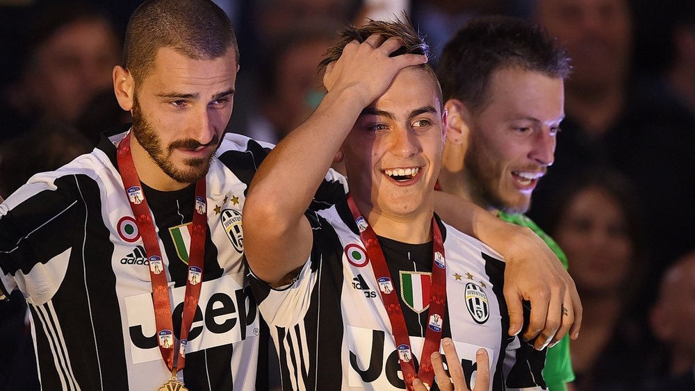 Dybala et Bonucci lors de la célébration du titre de Serie A avec la Juventus. AFP