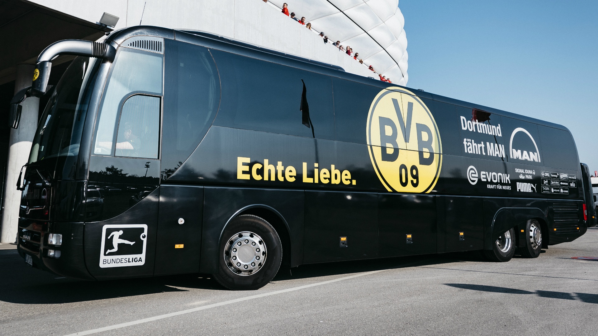 Le bus du Dortmund Borussia, visé par une explosion. Goal