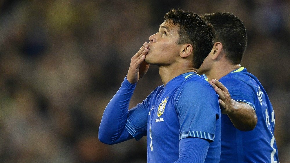 Thiago Silva a semblé touché lors de la rencontre entre le Brésil et la Colombie. Goal