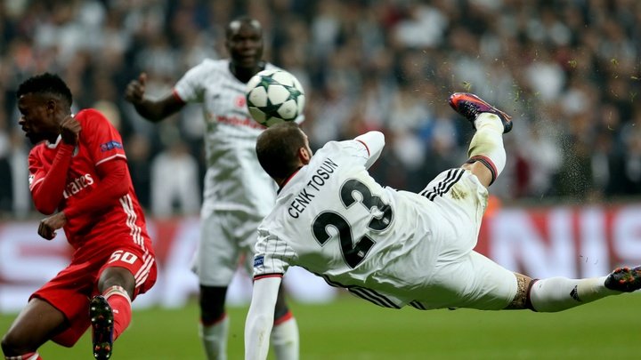 Cenk Tosun bate Cristiano Ronaldo no prêmio 'Gol' da Fase de Grupos da UEFA Champions League