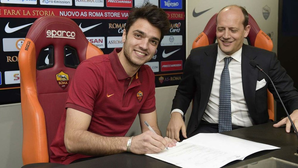 Clement Grenier signing his deal with Roma. Goal