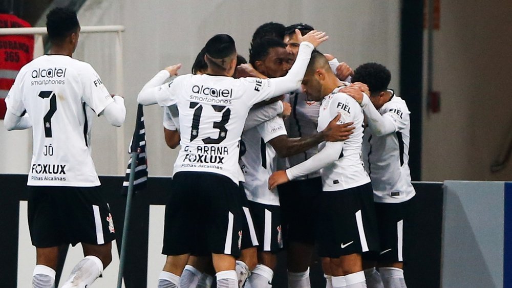 Corinthians bate o Cruzeiro em casa e segue líder isolado