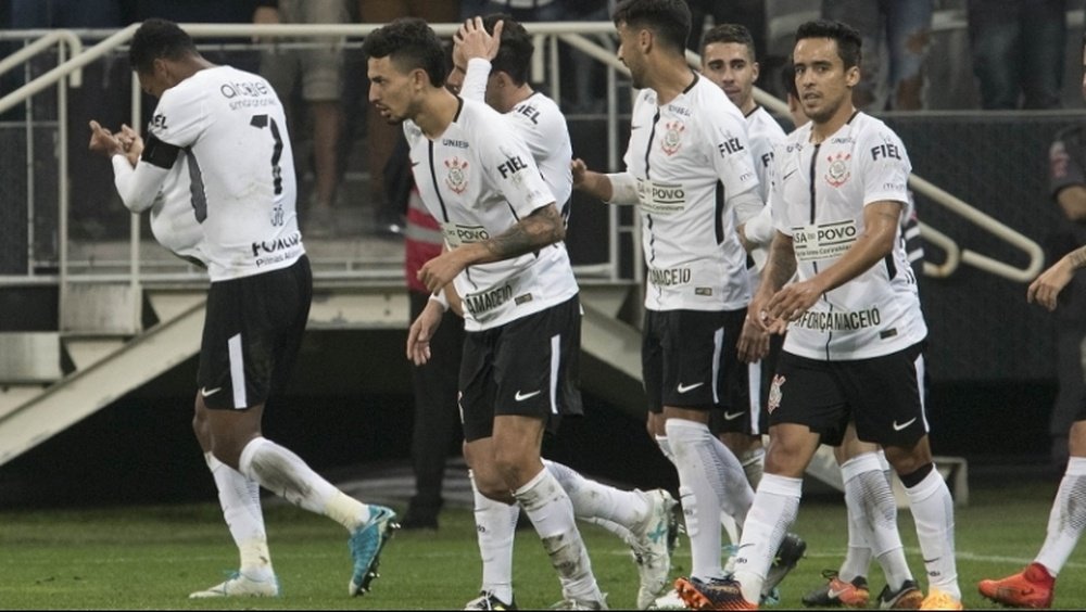Corinthians bate o Bahia e segue líder do Brasileirão
