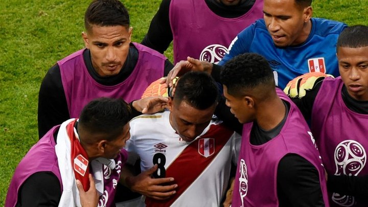 Cueva é ofendido por torcedor peruano por pênalti perdido na Copa do Mundo