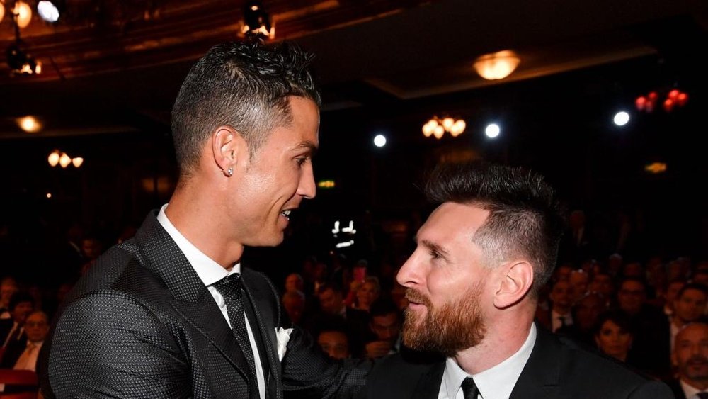 Quem levou mais vermelhos: CR7 ou Messi?.Goal