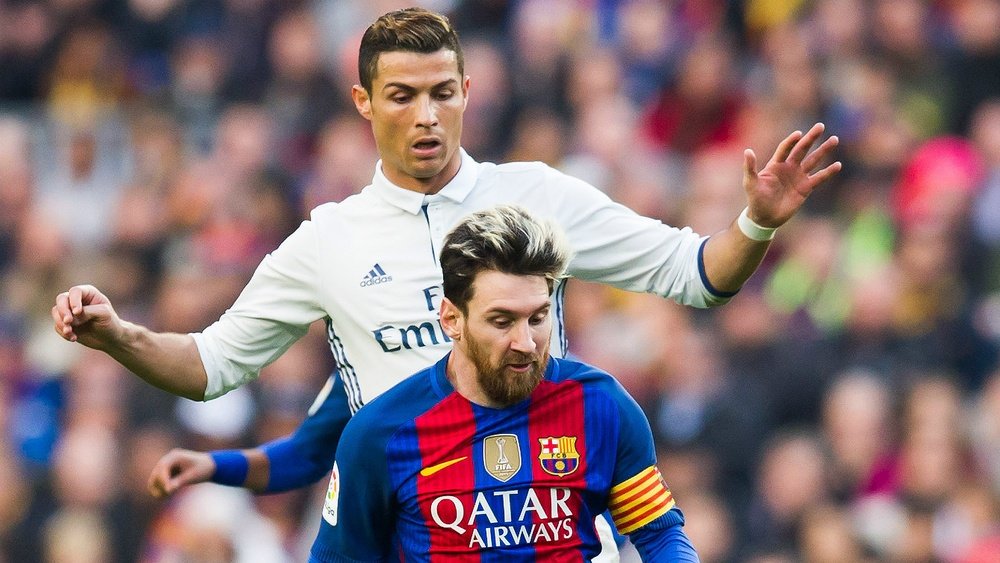 Cristiano Ronaldo et Lionel Messi lors d'un Clasico. Goal