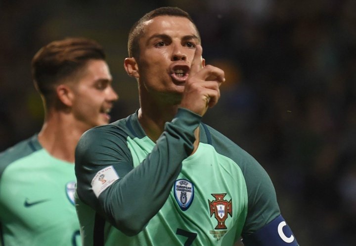 Cristiano Ronaldo mostra faro de gol e mantém Portugal na cola da Suíça