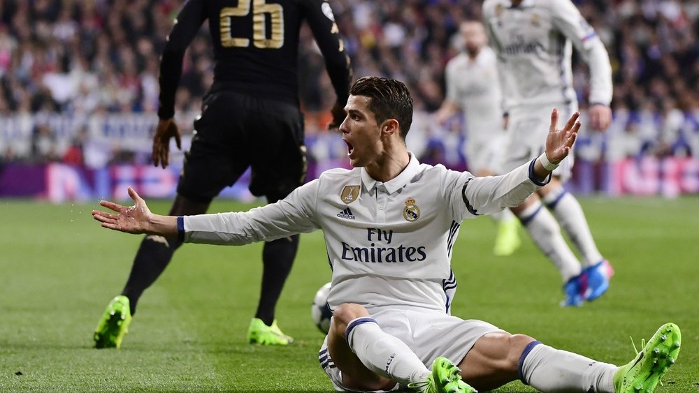 Ao cumprimentar o goleiro Diego López, ex-Real Madrid, Cristiano ironizou o cabelo dele. Goal