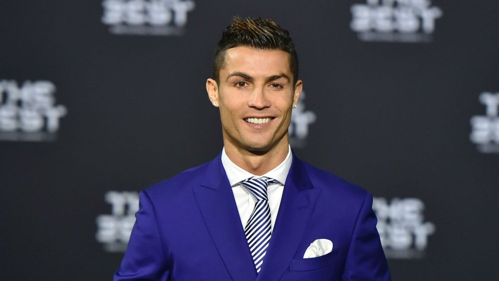 Cristiano Ronaldo recebe o prêmio 'The Best' 2016 da FIFA. Goal
