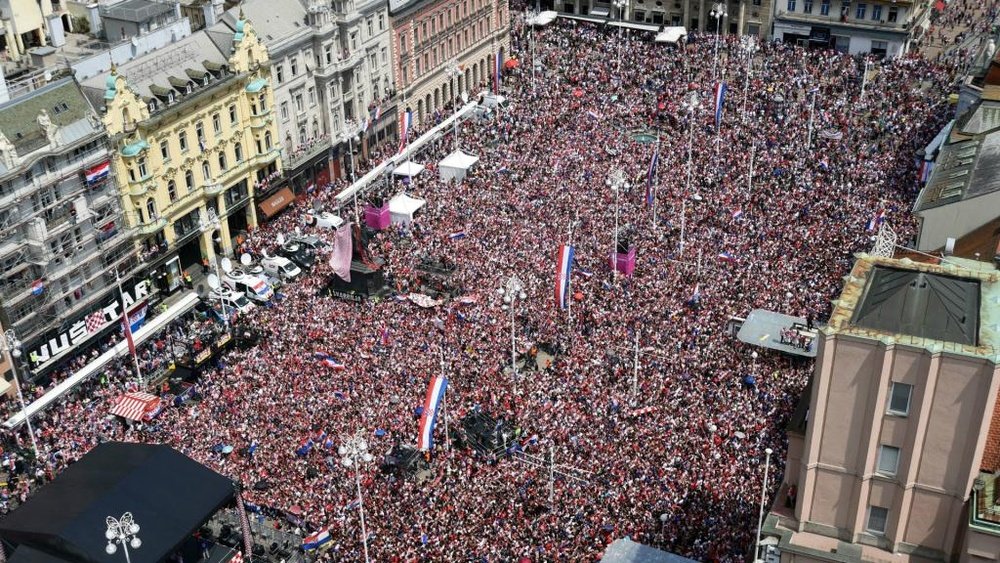 Uma multidão recebe os jogadores croatas, vice-campeões mundiais. Goal