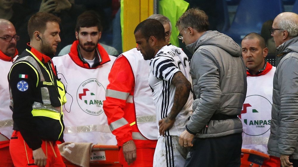 Daniel Alves fratura a perna esquerda e Juventus perde para Genoa.