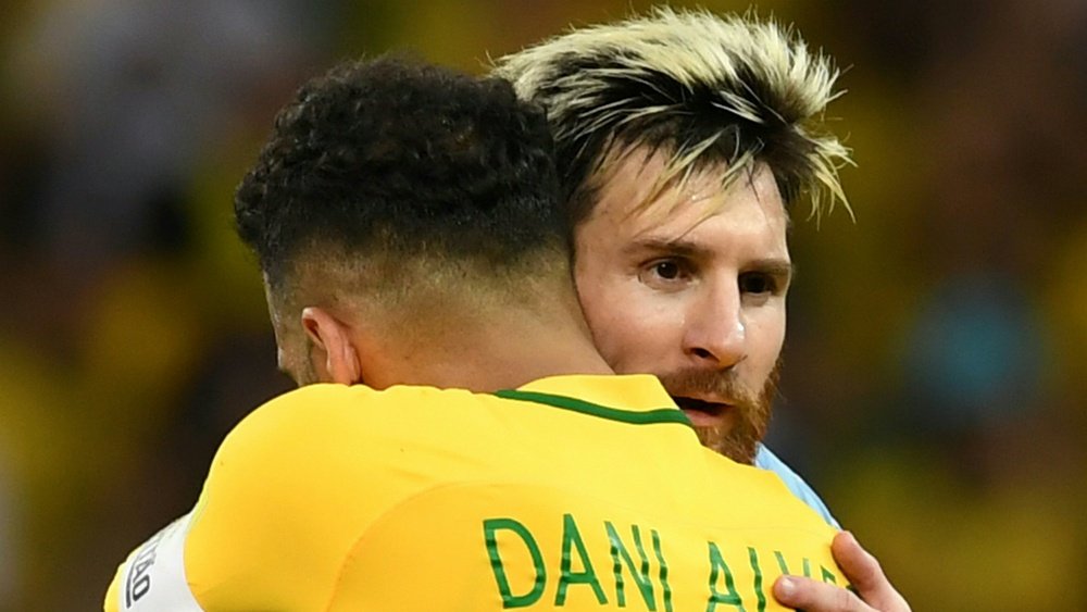 Dani Alves Lionel Messi Brasil Argentina. AFP