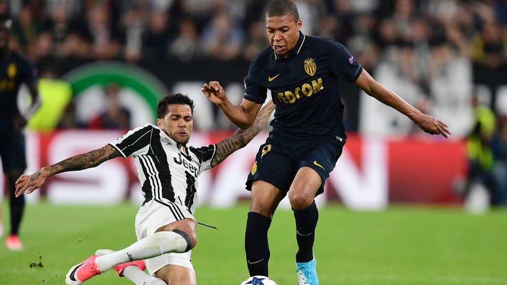 Dani Alves face à Mbappe lors de Juventus-Monaco en Champions League. AFP