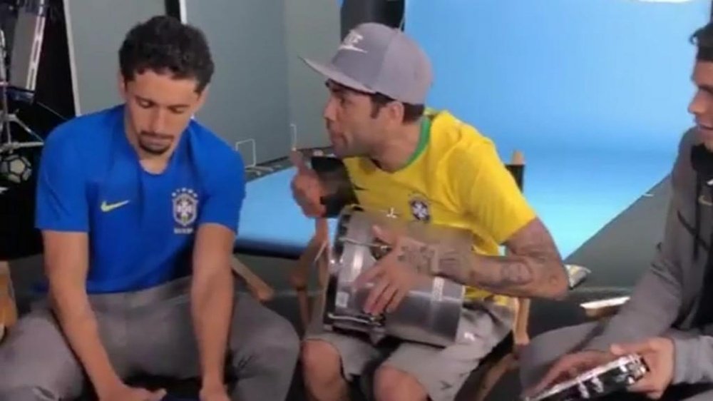 Daniel Alves posta vídeo com nova camisa da Seleção Brasileira antes de lançamento oficial