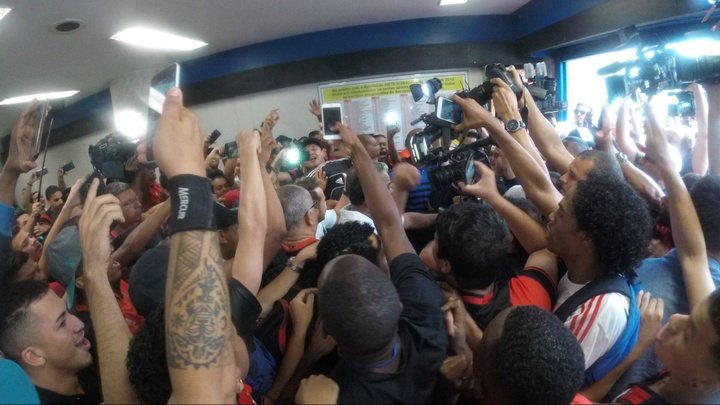 Com muita festa da torcida, zoeira e pedidos por Neymar, Everton Ribeiro chega ao Rio