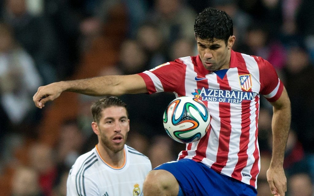 Diego Costa et Sergio Ramos lors d'un derby madrilène entre Atletico Madrid et Real Madrid. AFP