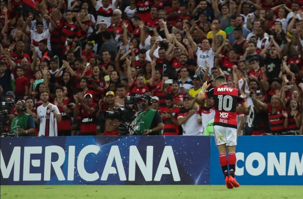 Diego celebrando com a torcida do 'Mengão'. Goal