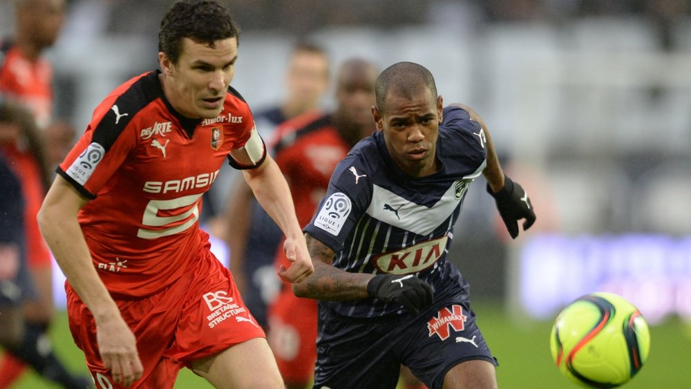 Diego Rolan et Romain Danze dans le match de Ligue 1 entre Bordeaux et Rennes. AFP