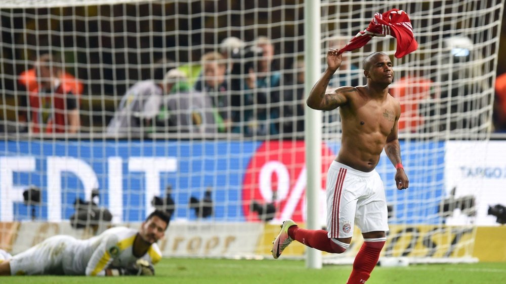 Douglas Costa está otimista com o novo ano no Bayern de Munique. Goal