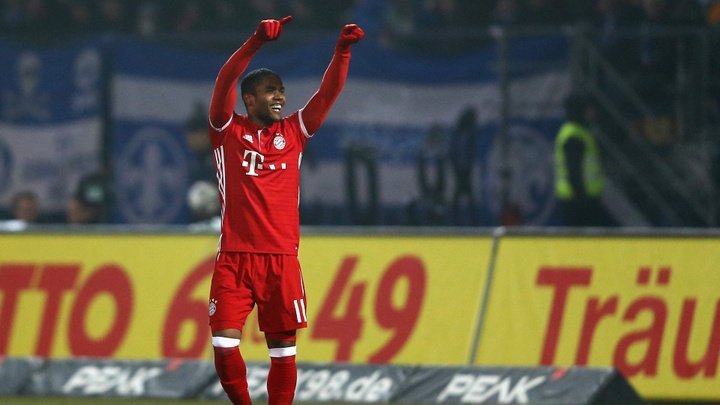 Bayern vence com golaço de Douglas Costa e retoma liderança da Bundesliga