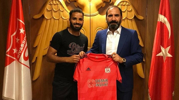 Douglas assina contrato de um ano com o Sivasspor e ganha a camisa 20