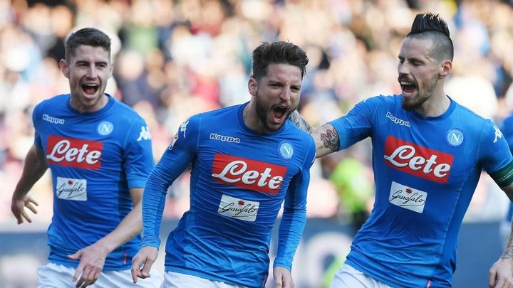 Mertens sends Napoli back to the top