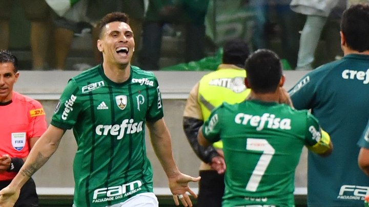 Jogadores do Palmeiras vibram com vitória sobre o São Paulo