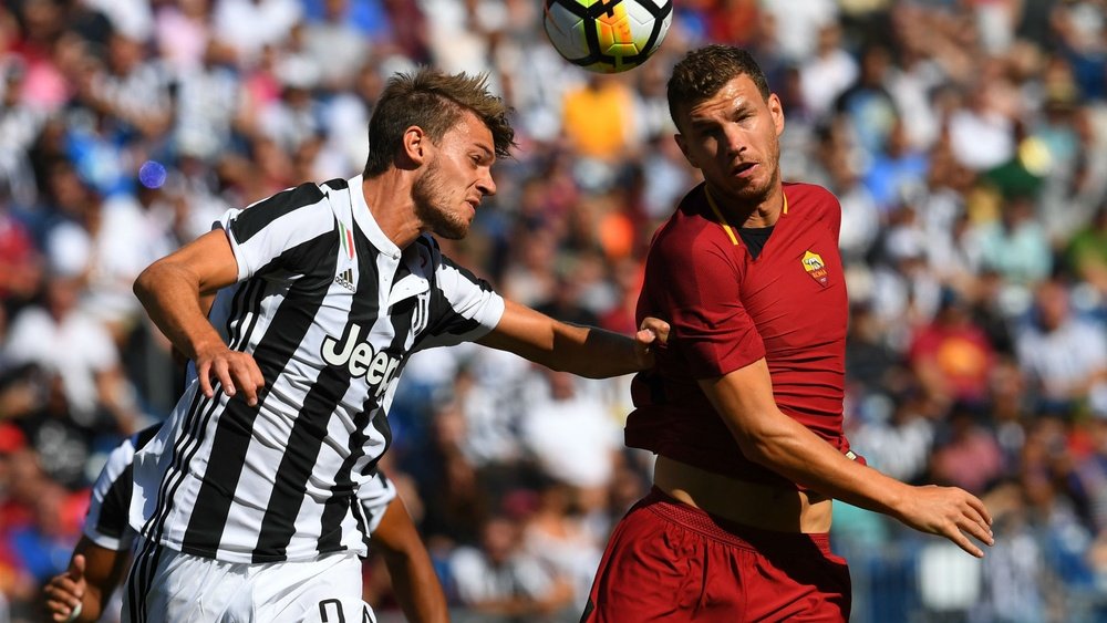 Edin Dzeko et Daniele Rugani lors d'un match entre la Juve et la Roma. Goal