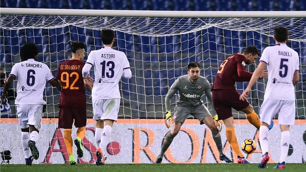 Edin Dkezo dans le match de Serie A entre l'AS Roma et la Fiorentina. AFP