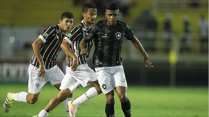 E. Santos terá concorrência com zagueiros do Palmeiras e pode ser lateral