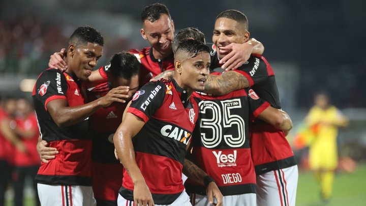 Flamengo bate o Santos e fica perto da vaga