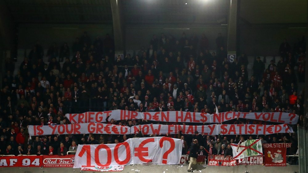 UEFA investiga Bayern após torcida atirar dinheiro falso em protesto