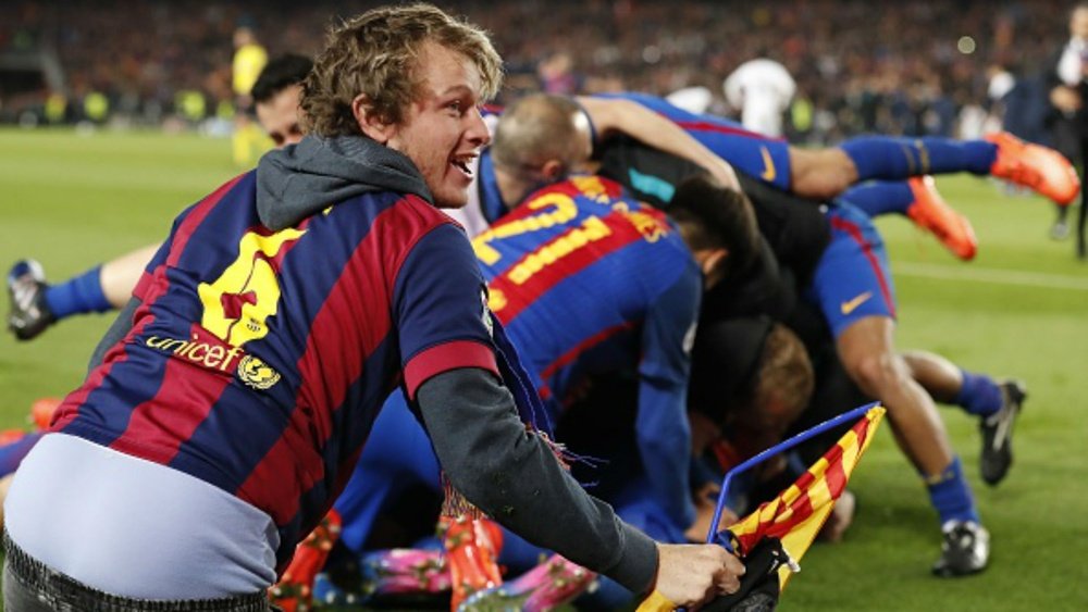 Adepto invadiu relvado do Camp Nou depois do último gol do Barça. Goal