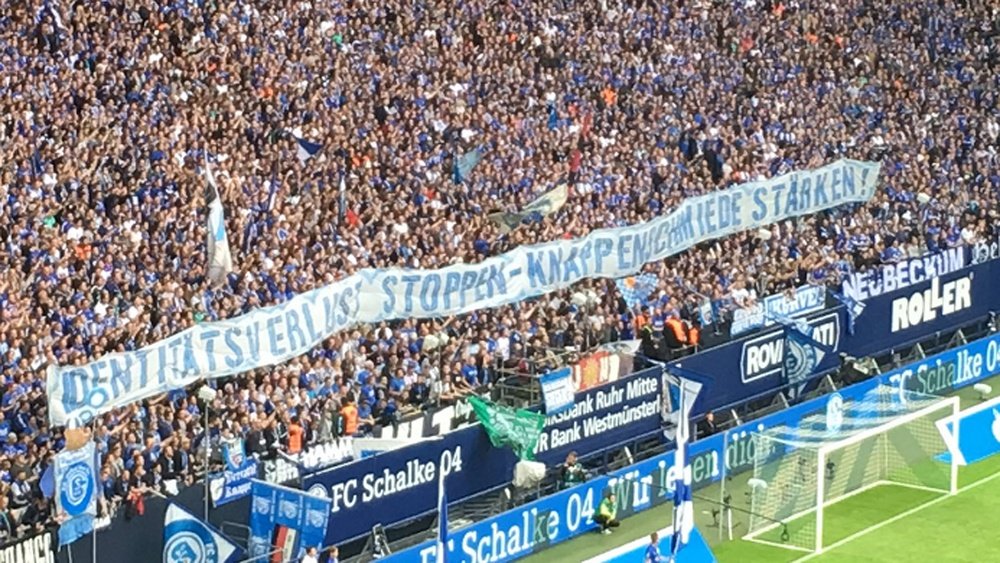 Les fans de Schalke protestent contre leur direction. Goal